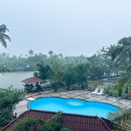 Lake N River Resort Munroe Island Mundrothuruth Екстериор снимка