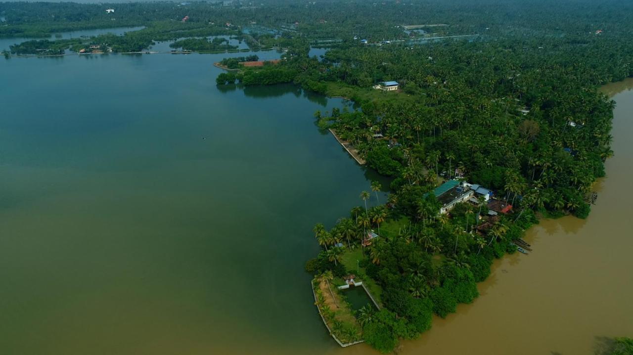 Lake N River Resort Munroe Island Mundrothuruth Екстериор снимка